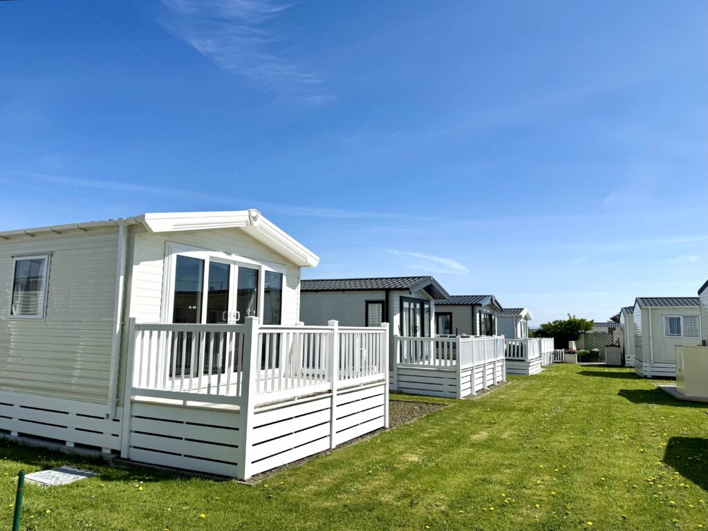 2018-Willerby-External-Avonmore-Deck-The-Retreats-Padstow-Holiday-Park-scaled